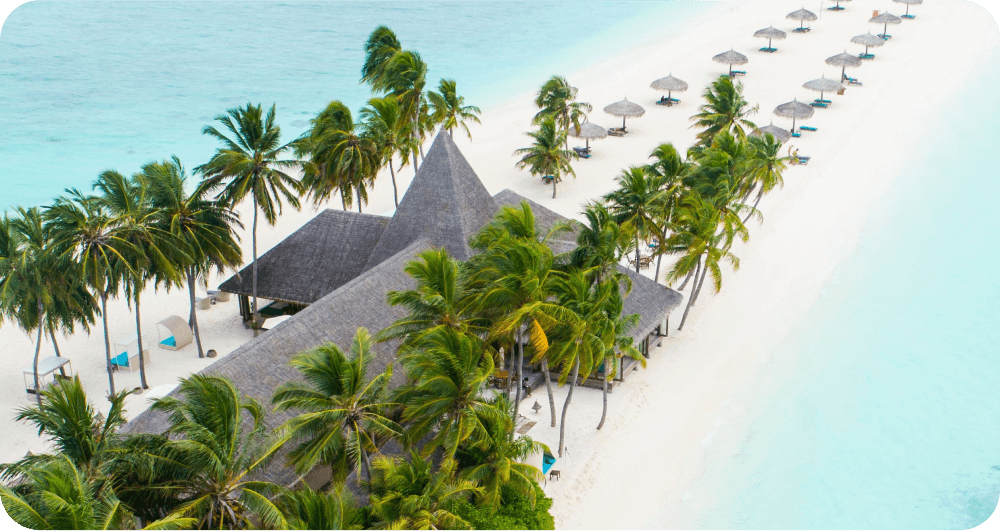 נוף טרופי ולגונה טורכיז במזרח