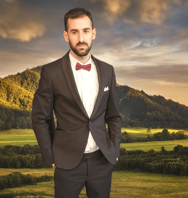 סוכנות הנסיעות SecreTrip עם רקע נופי - תמונה של הבעלים והמייסד עם רקע נופי ירוק והררי