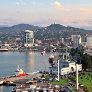 נוף עירוני של עיירת החוף הגיאורגית בטומי