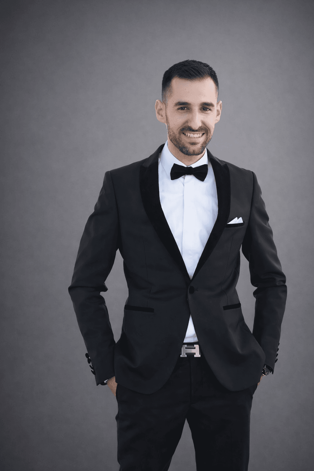 סוכנות הנסיעות SecreTrip עם רקע נופי - תמונה של הבעלים והמייסד עם רקע נופי ירוק והררי